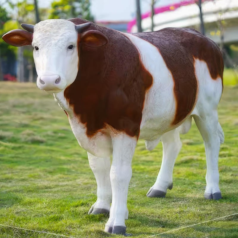 Duża fałszywa rzeźba krów do ogrodu - Fibreglass Farm Animal Statue do dekoracji na zewnątrz
